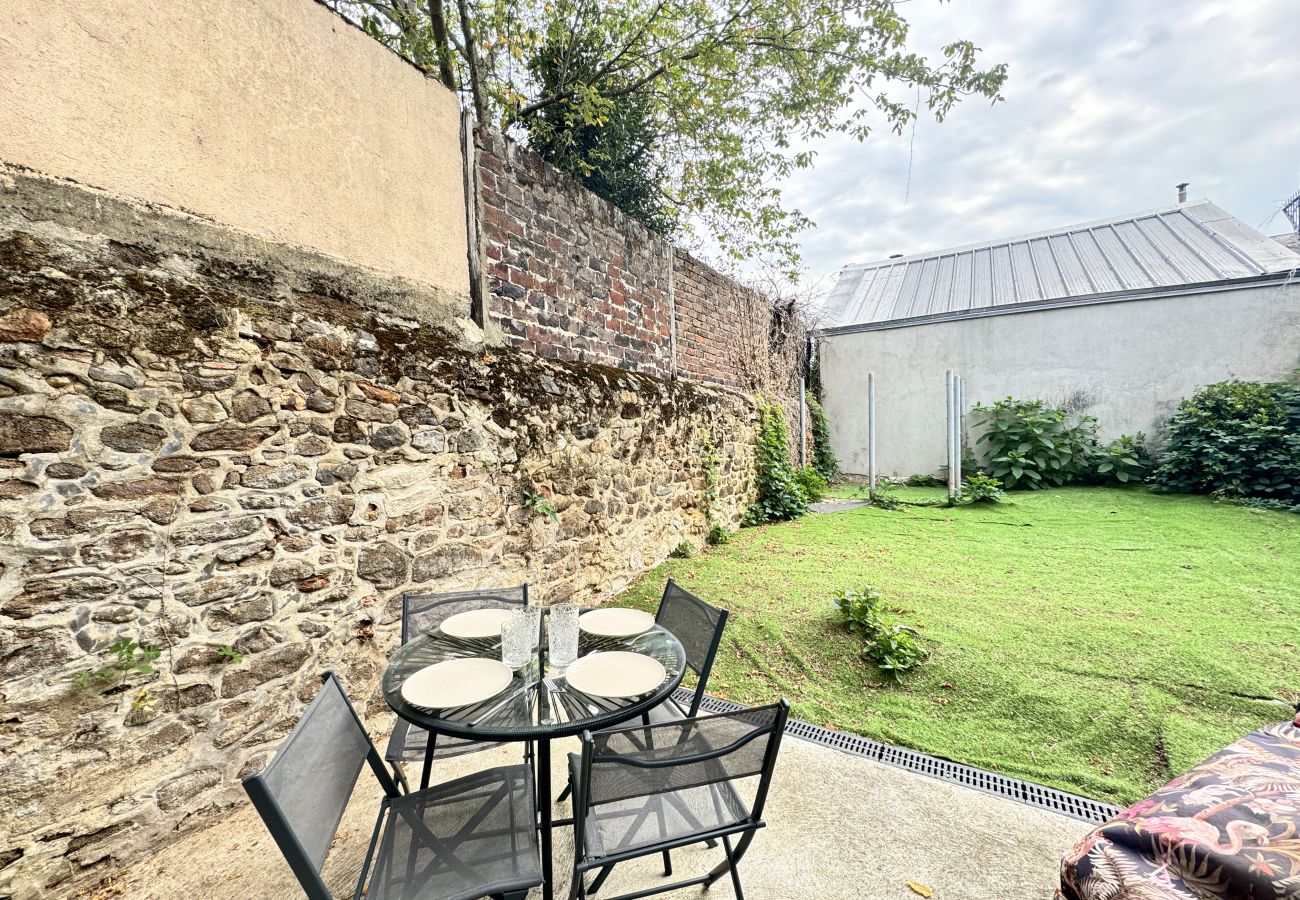 Access to the garden from the living room. 