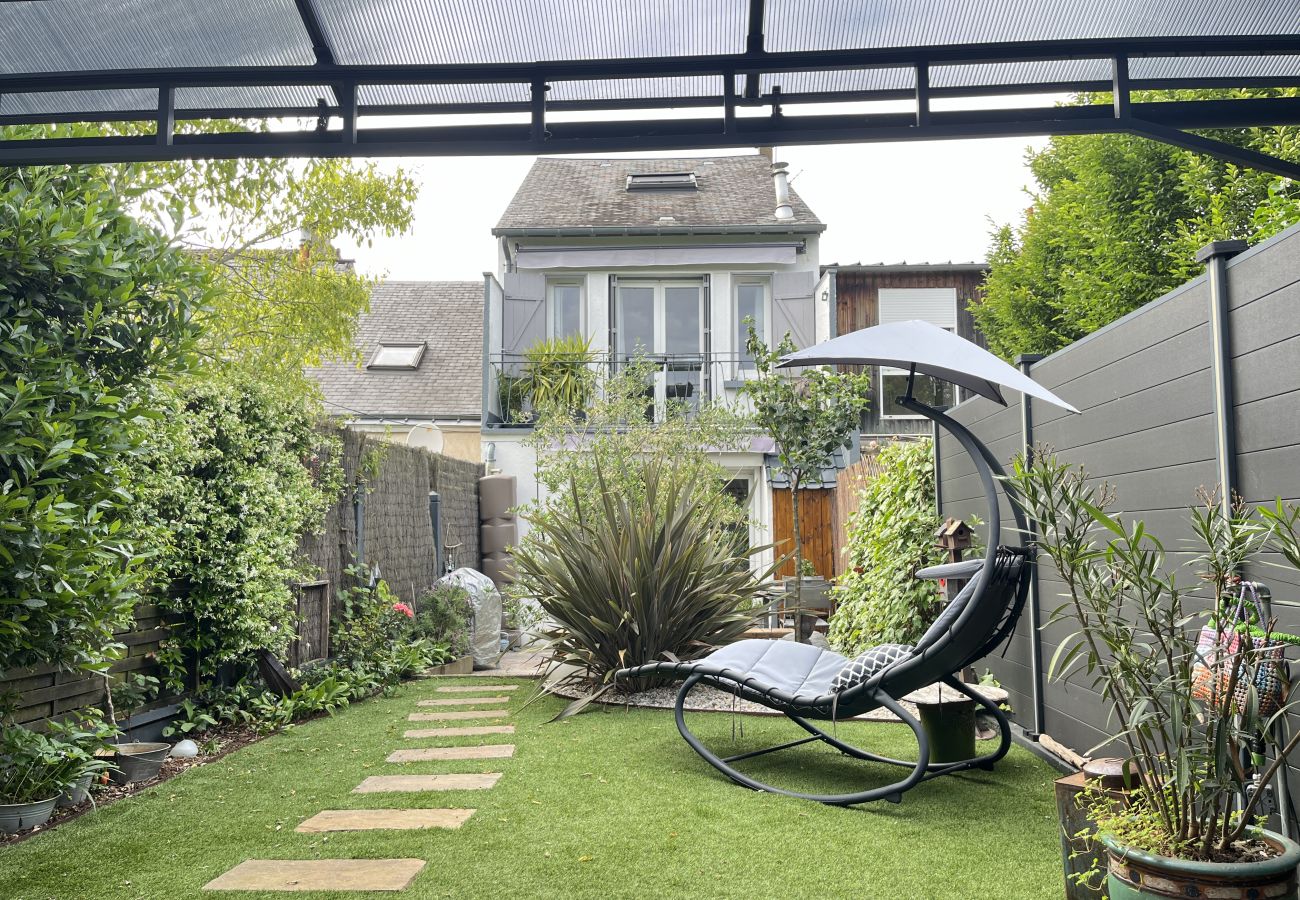 Garden with shed, garden furniture, barbecue and deckchairs
