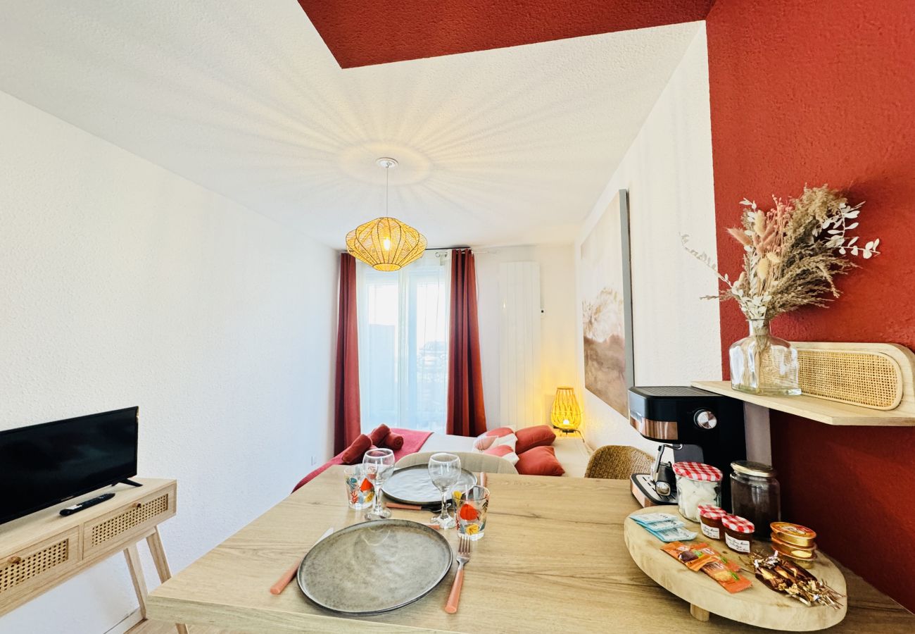 Dining area with coffee machine 