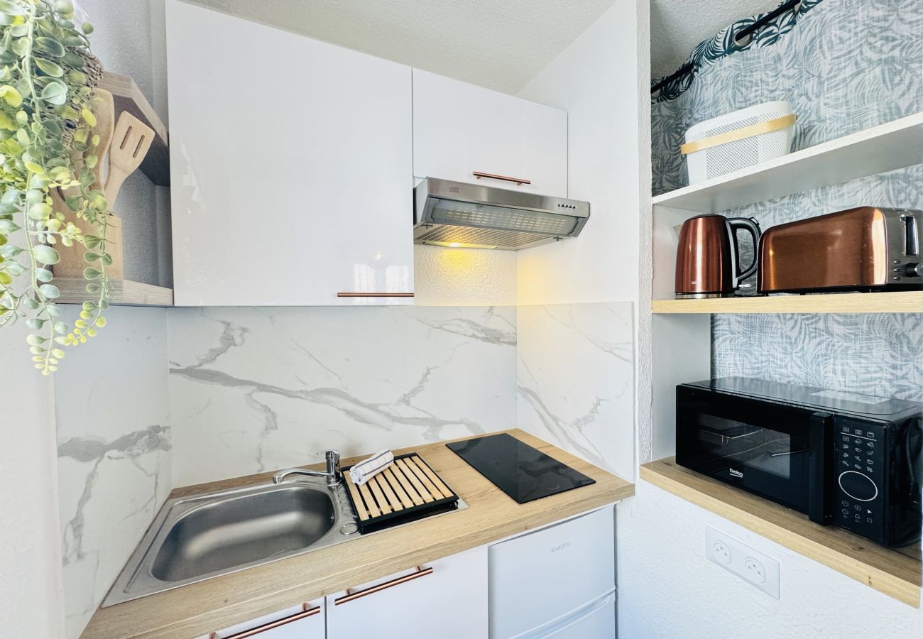 Fully equipped kitchenette (coffee machine, kettle...)