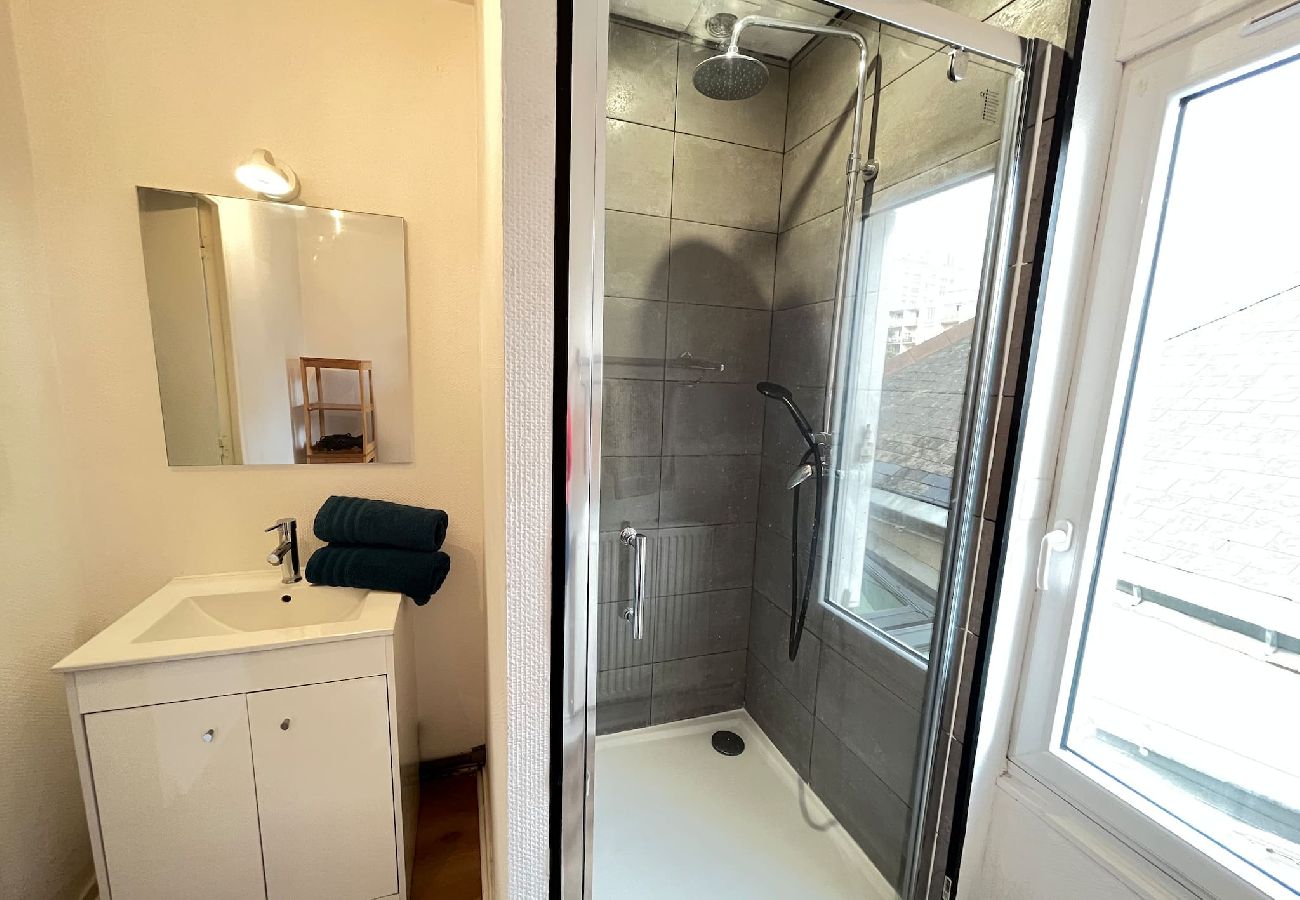 Shower room, shower, vanity unit