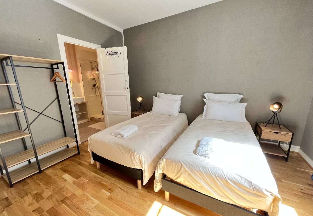 Bedroom, single bed, en-suite shower room 