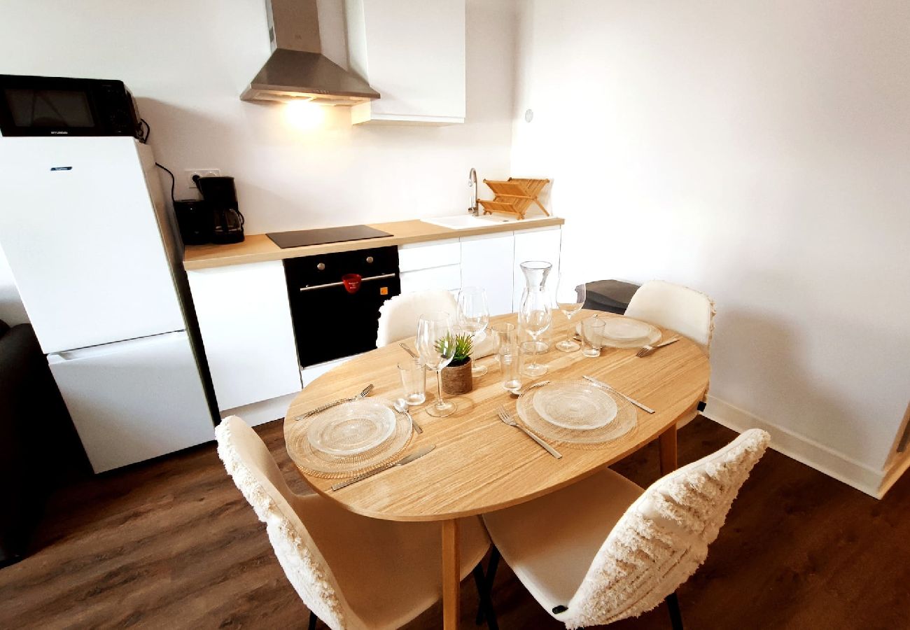 Fully equipped kitchen, dining area 