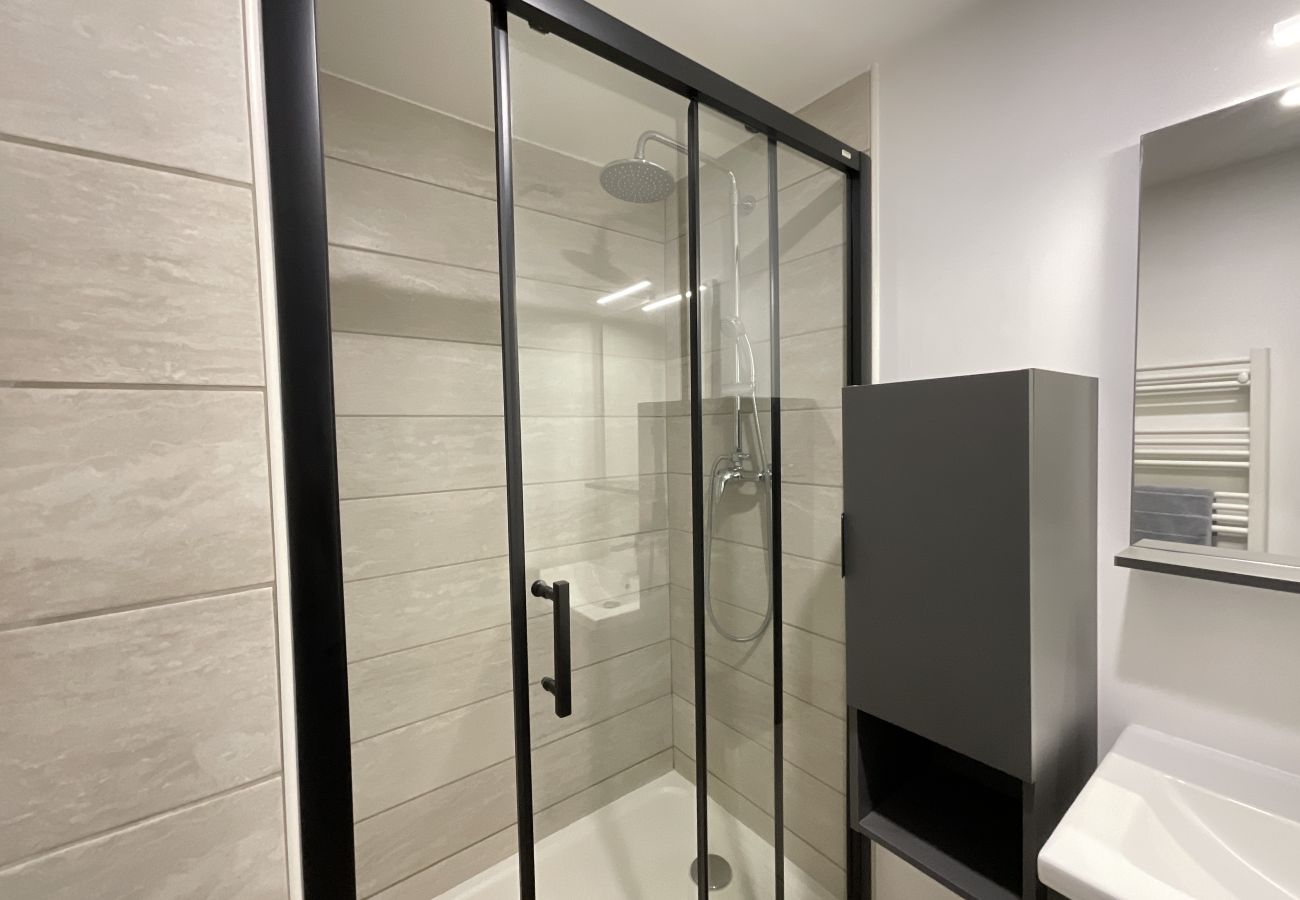 Shower room, shower, vanity unit 