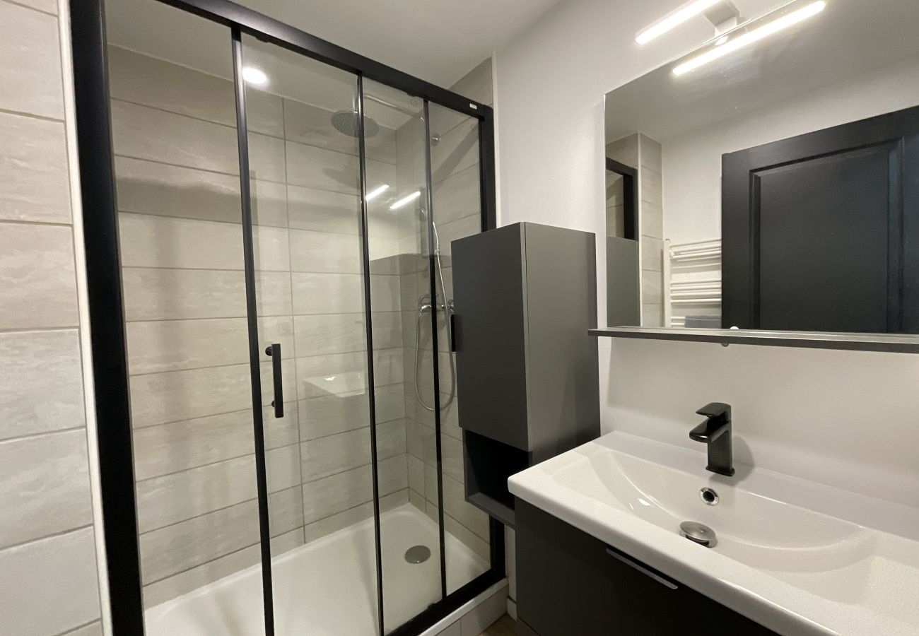 Shower room, shower, vanity unit