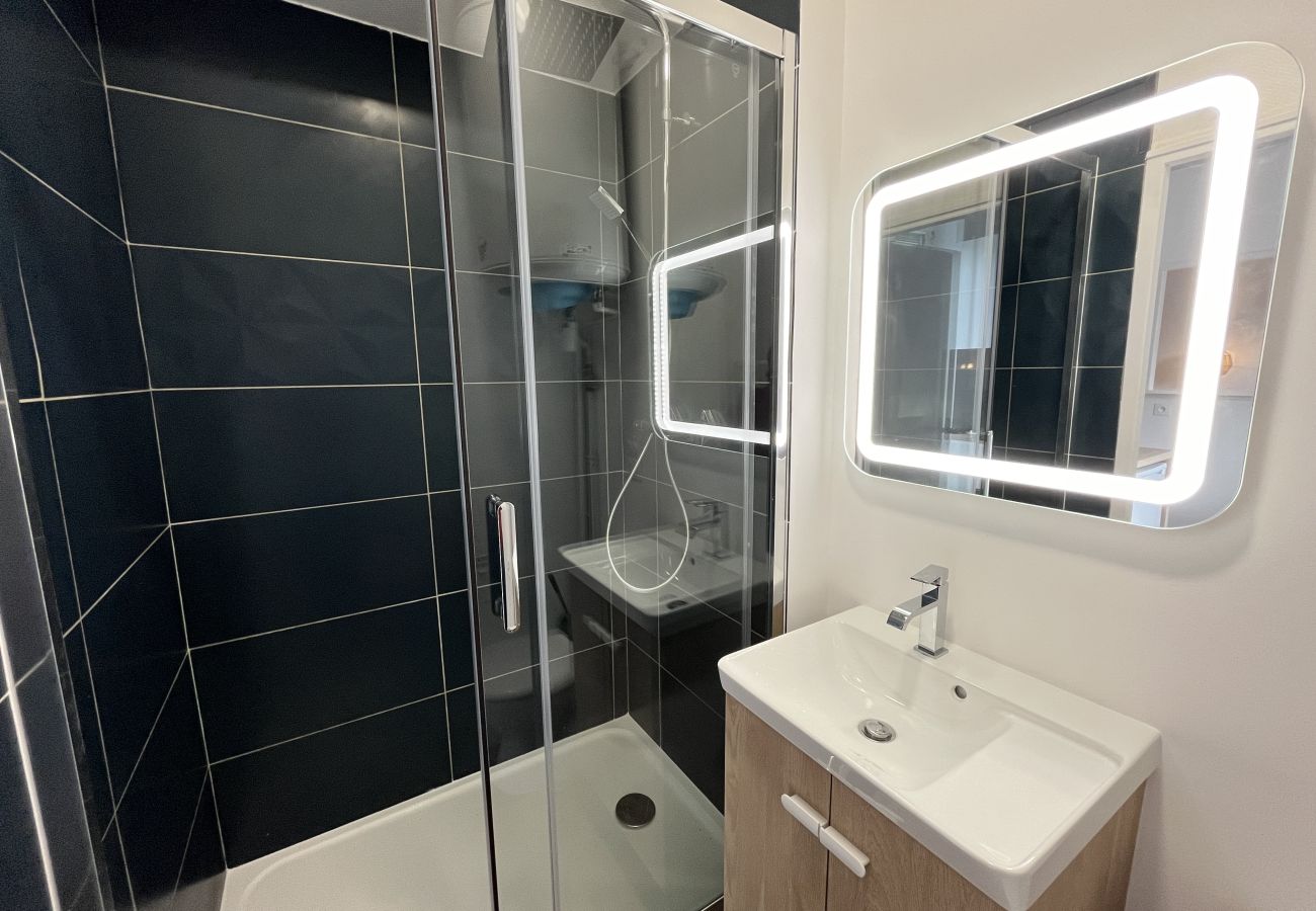 Shower, vanity unit, modern 