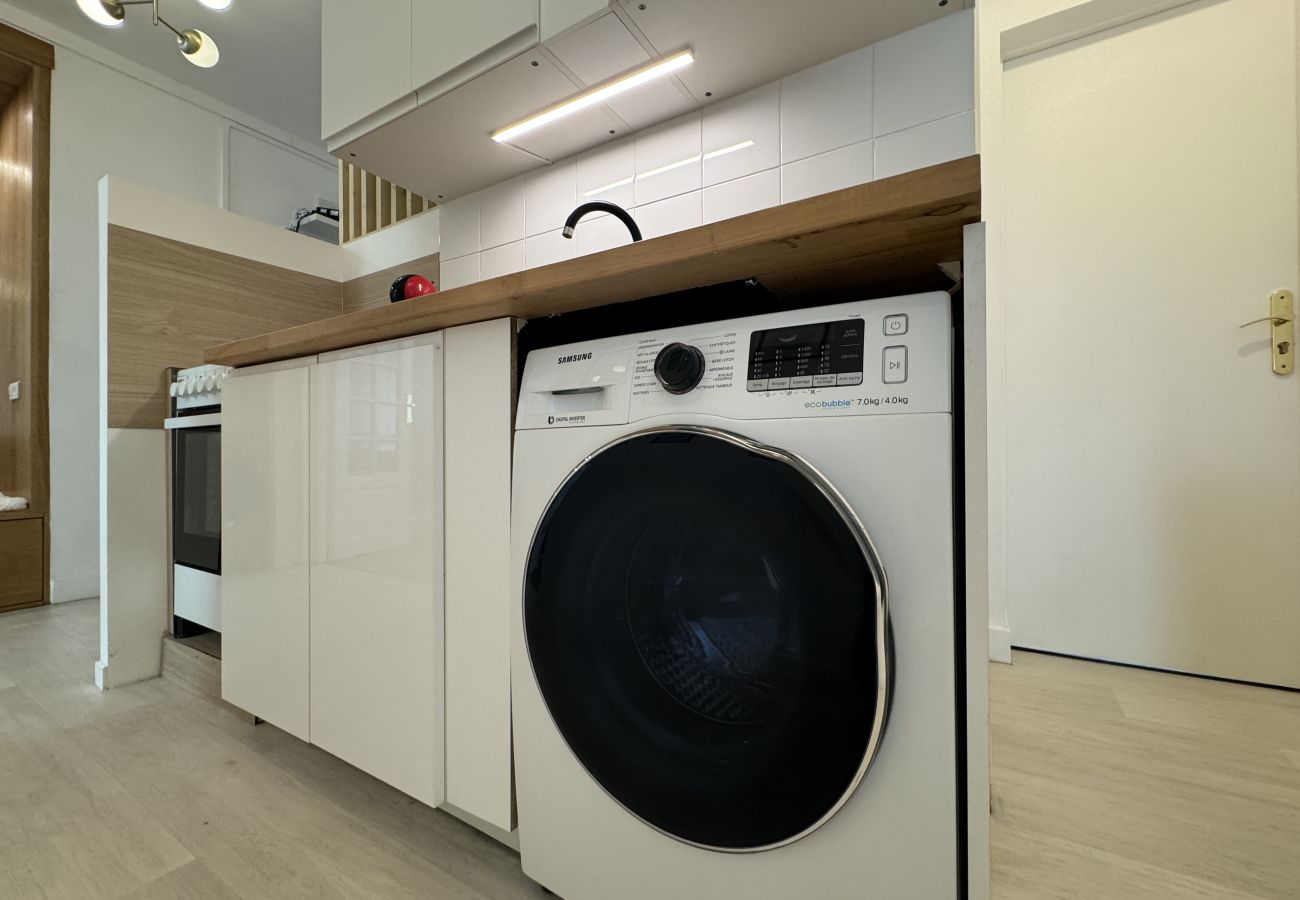 Fully equipped kitchen with washing machine. 