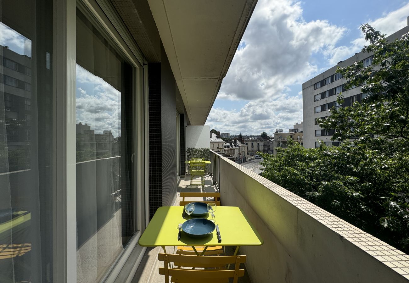 Balcony, barbecue, dining table 