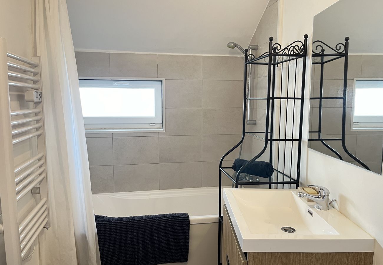 Bathroom with bath and WC, towels provided