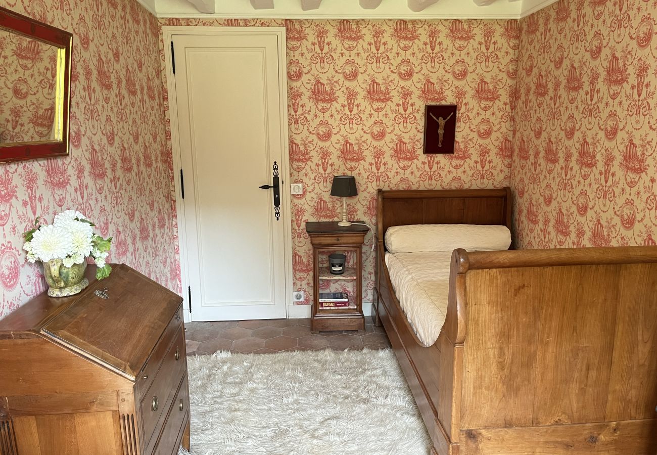Bedroom, single bed, chest of drawers