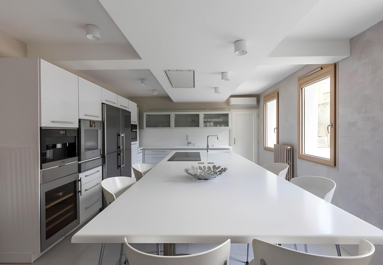 Modern, fully-equipped kitchen 