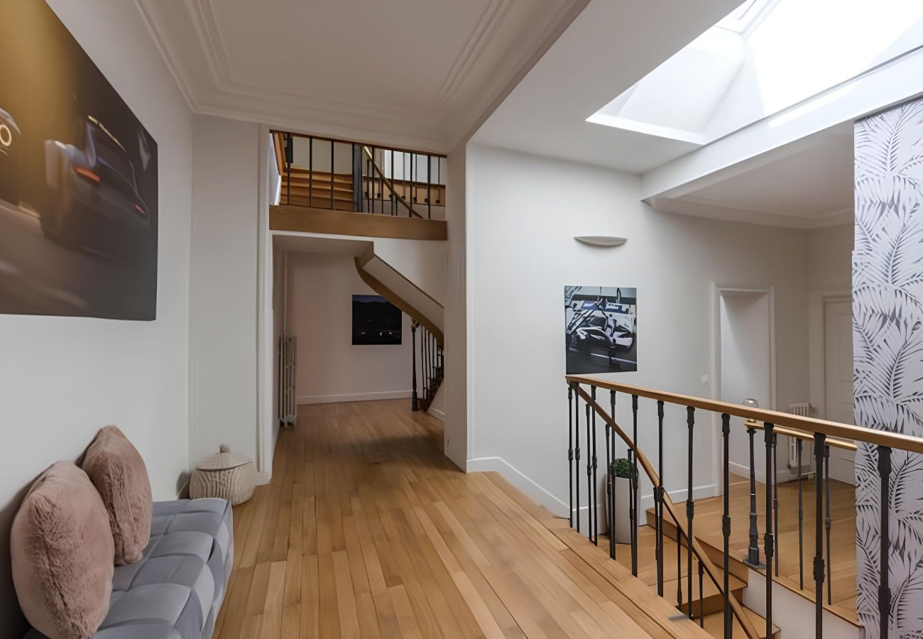 Staircase, bedroom, first floor 