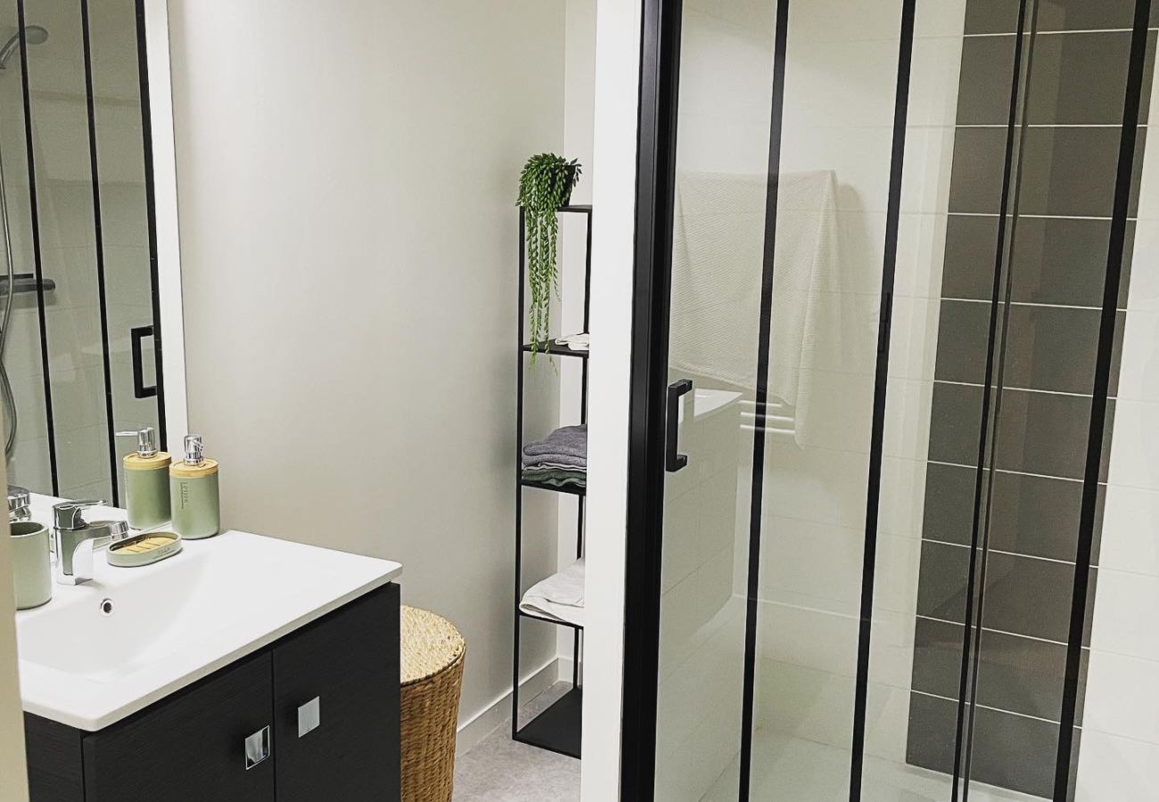 Large modern bathroom with hairdryer