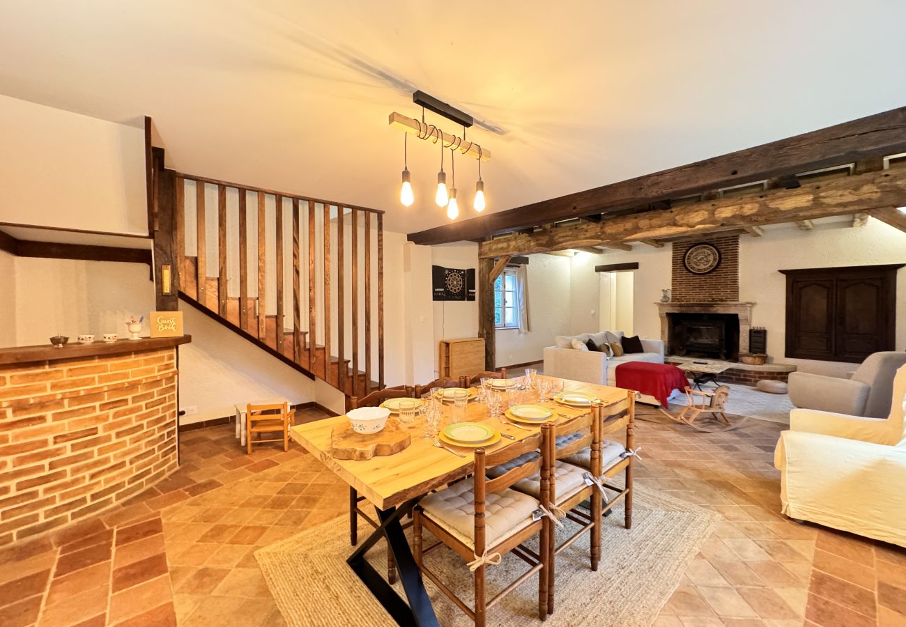 Reception room with extendable table for 12 people