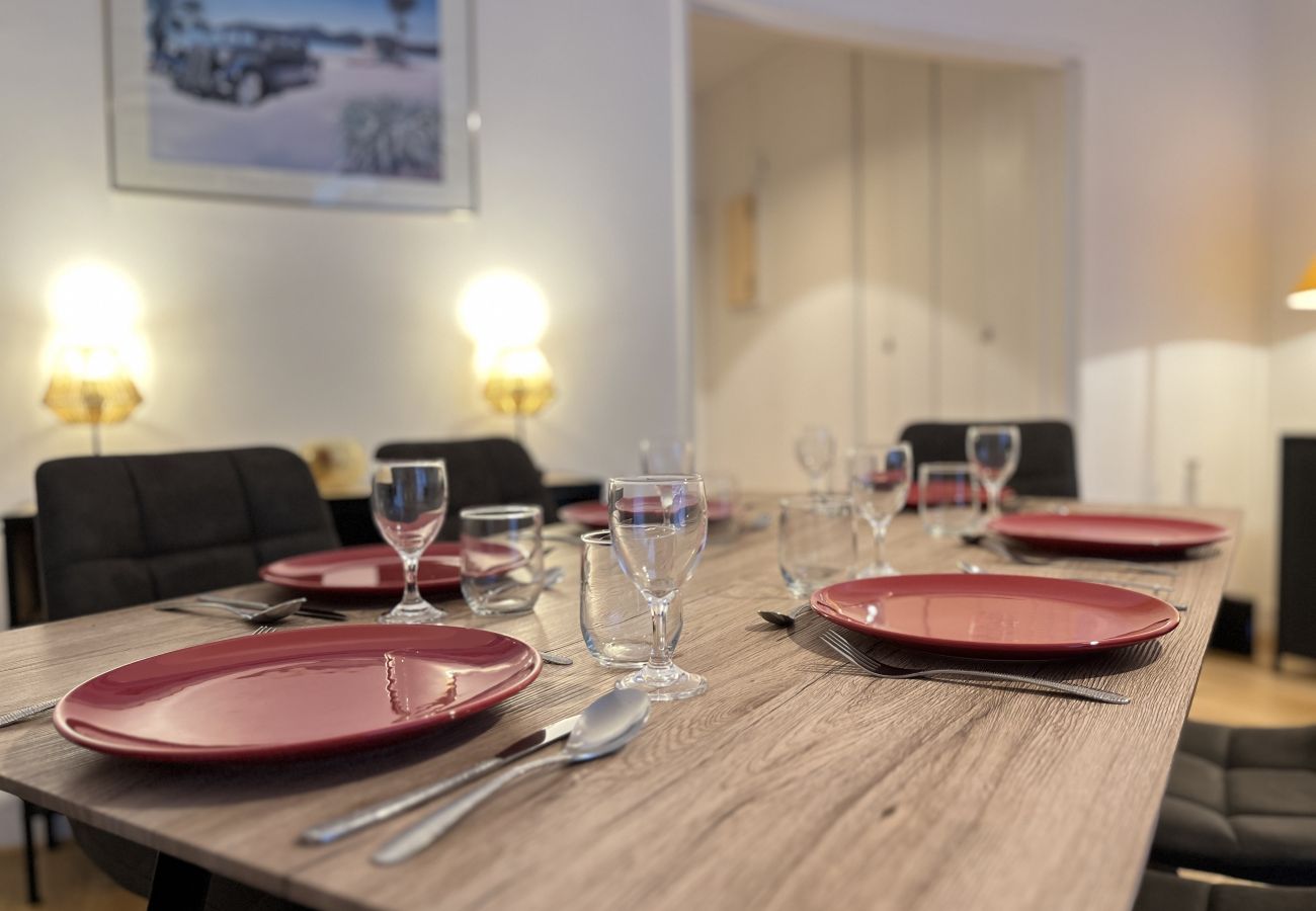 Dining room and crockery. 