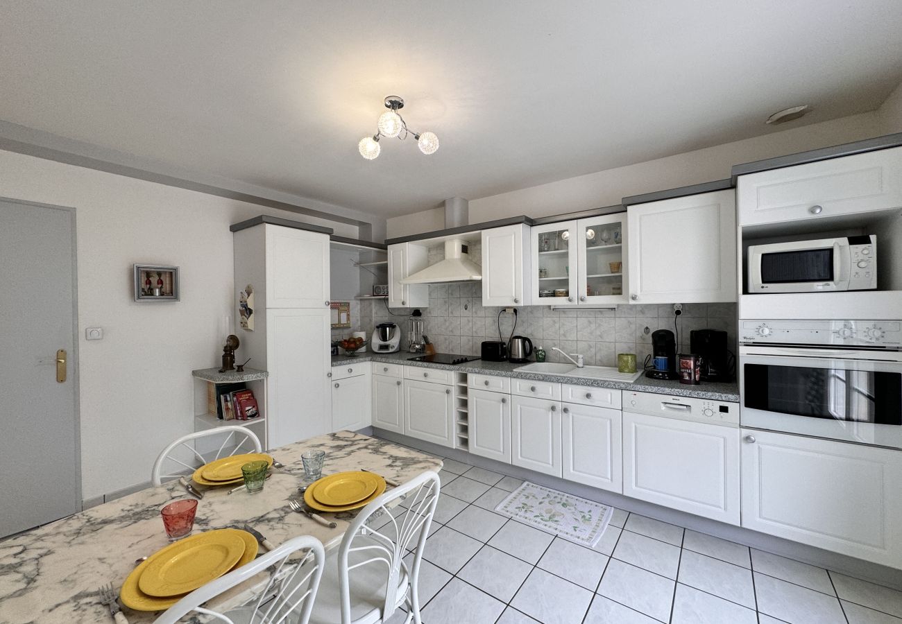 Kitchen with table. 