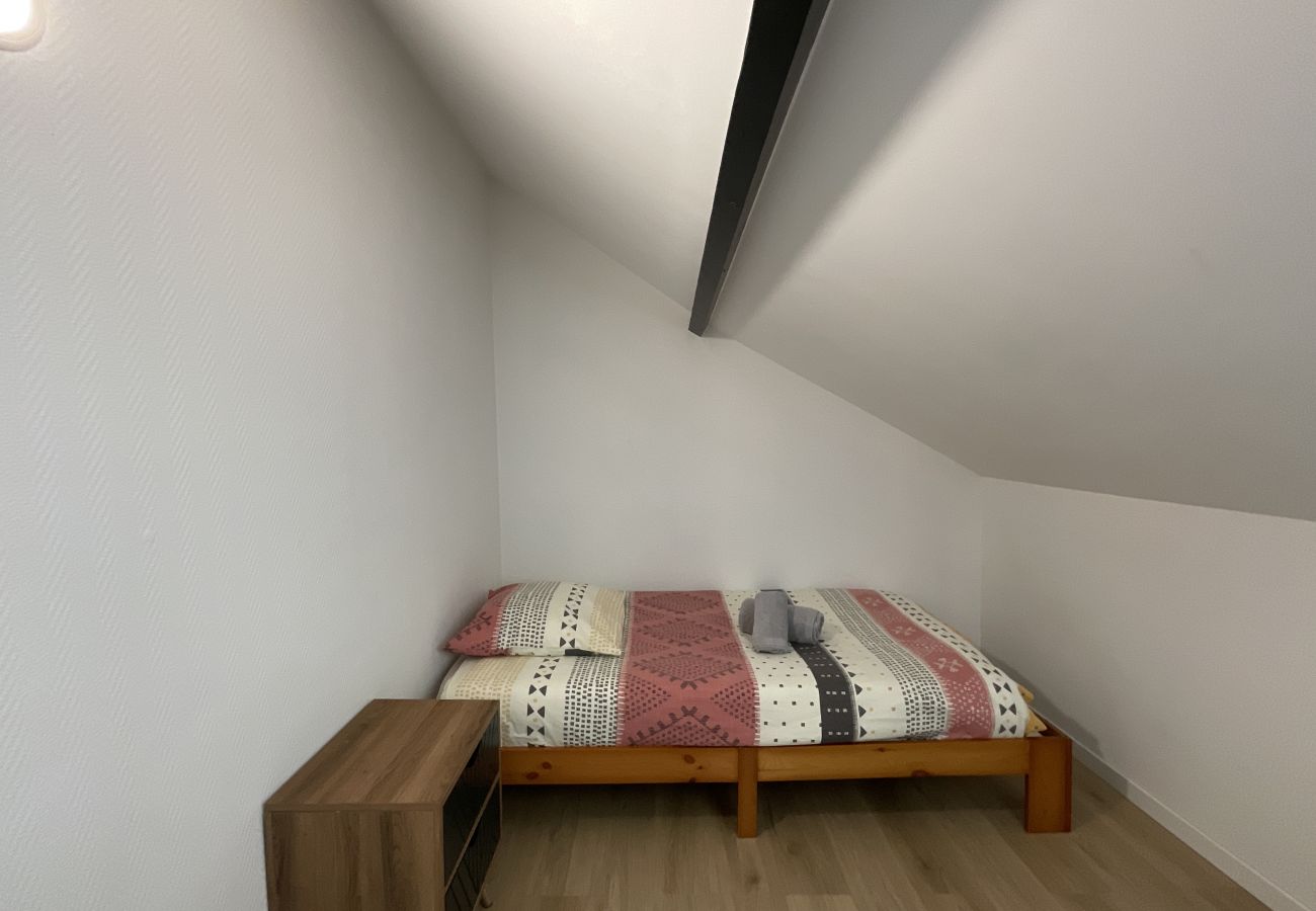 Dormitorio con cama individual y espacio de almacenamiento. 