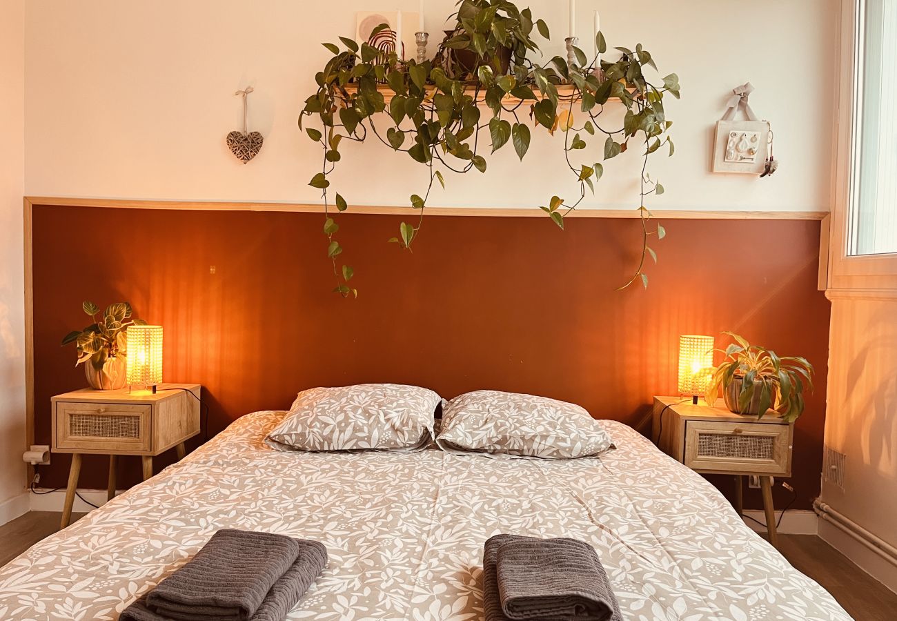 Dormitorio, cama doble, plantas 