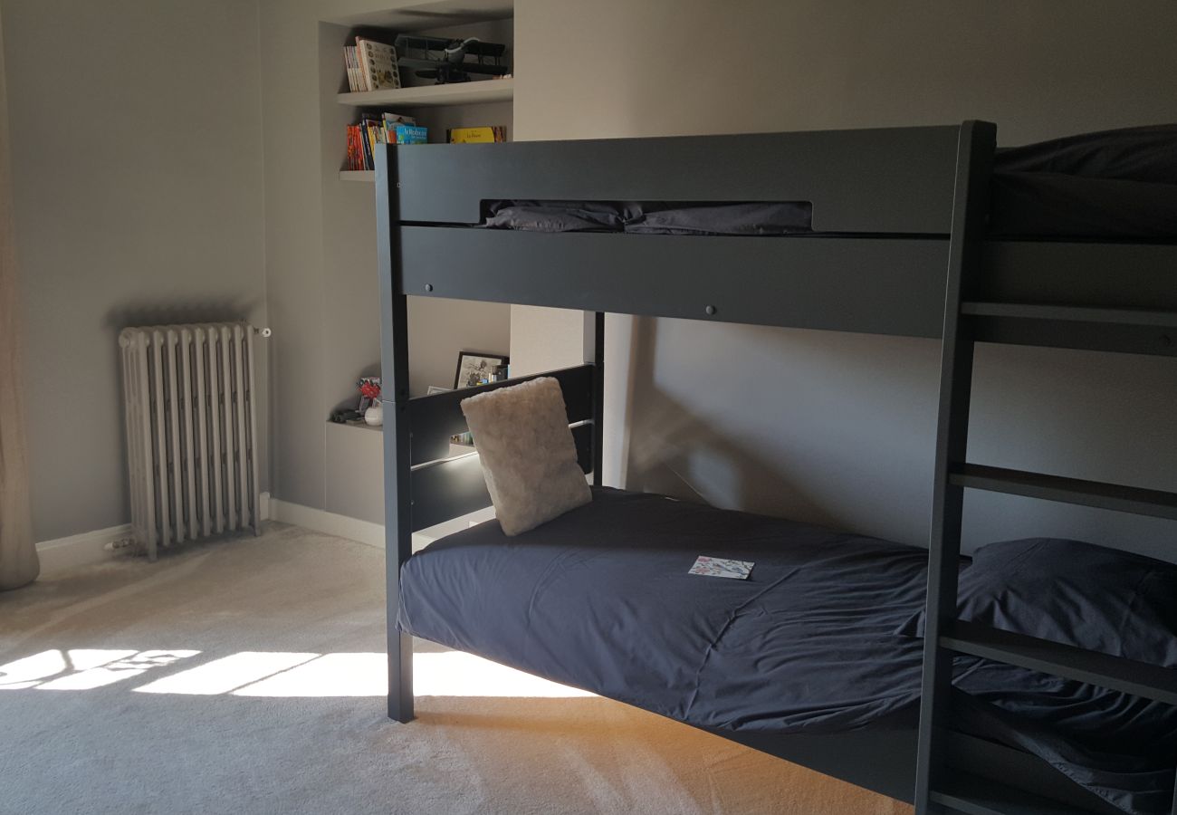 Dormitorio, litera, cama individual 