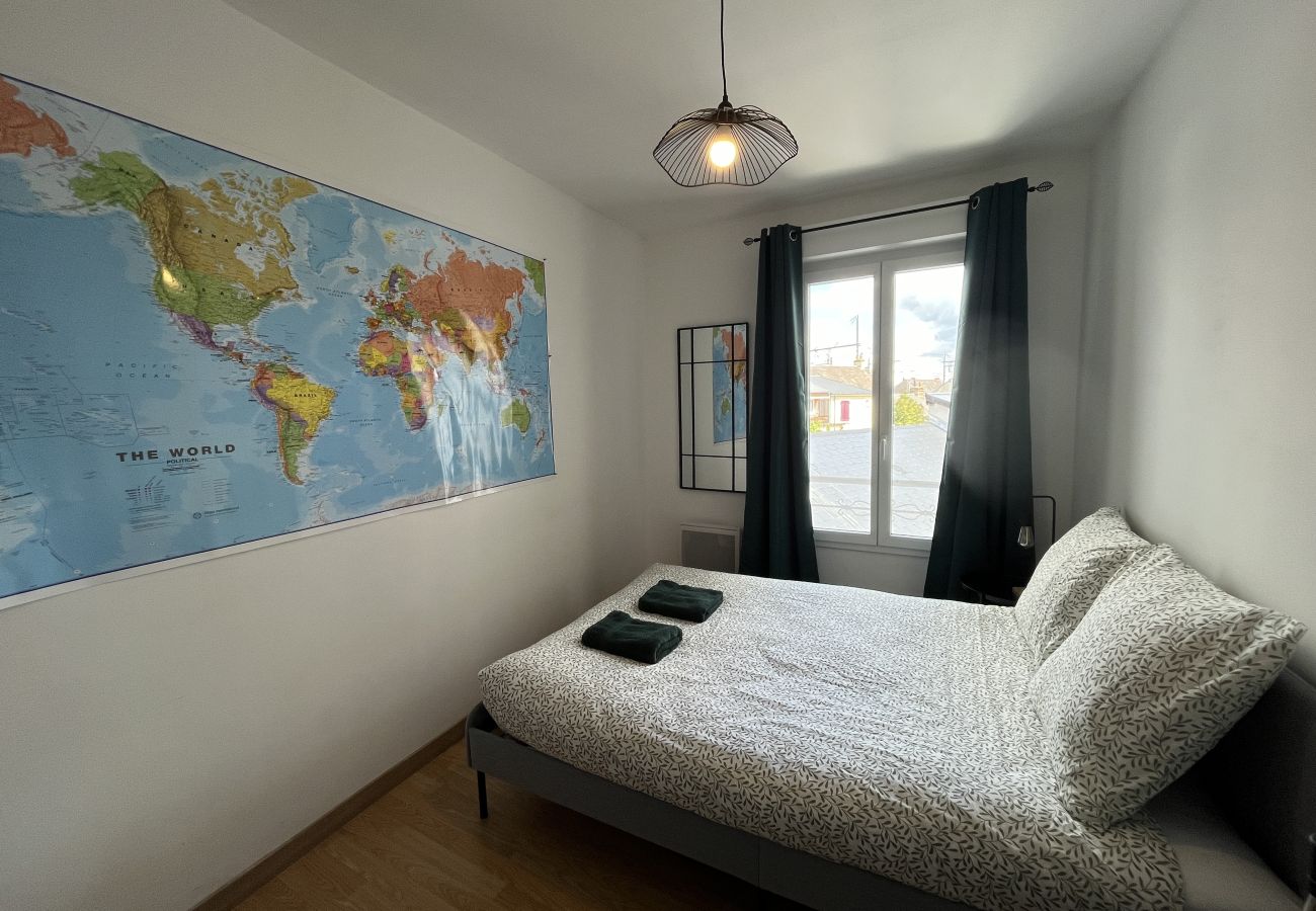 Dormitorio, cama doble, mapamundi 