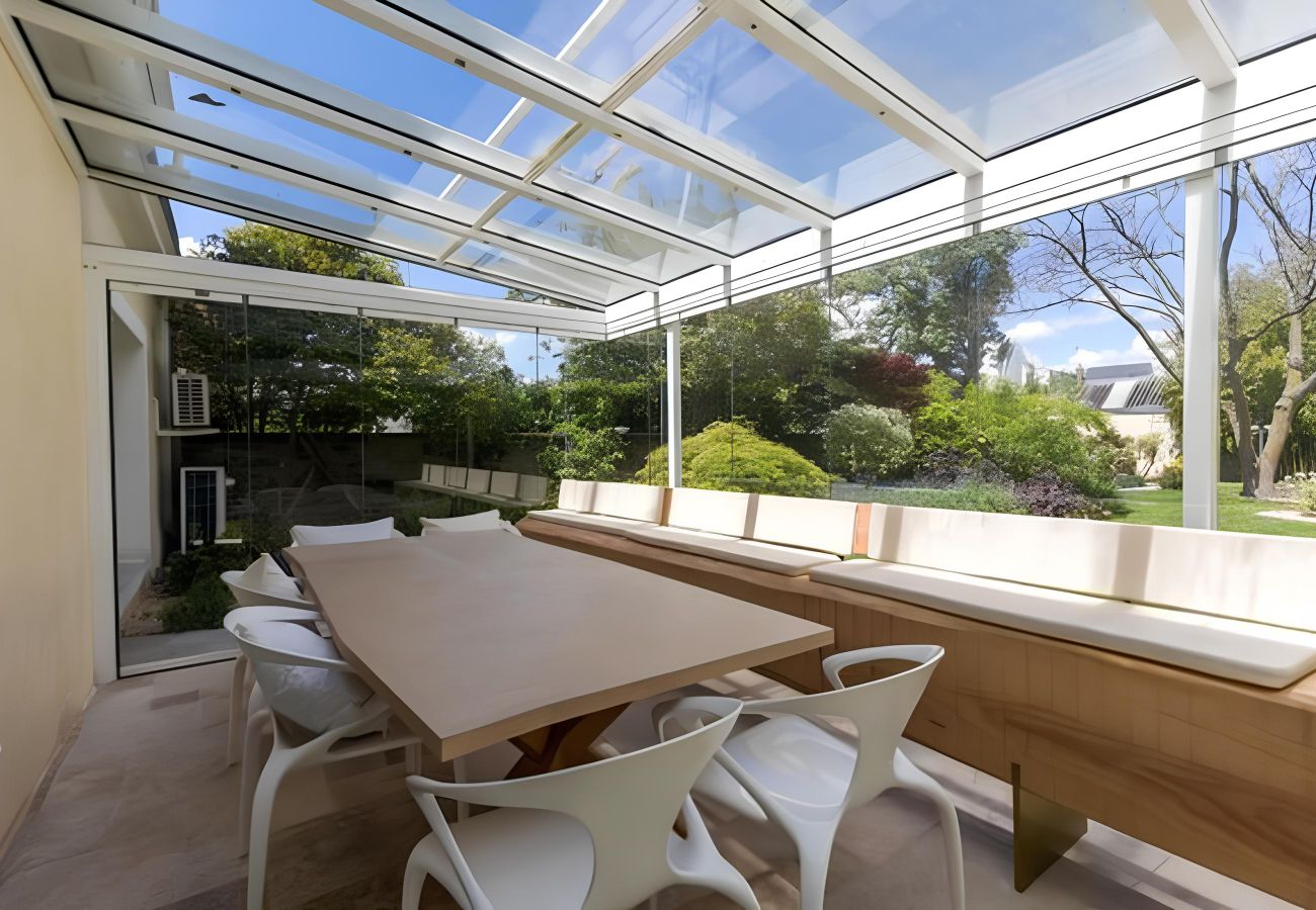 Veranda, terraza, jardín con árboles 