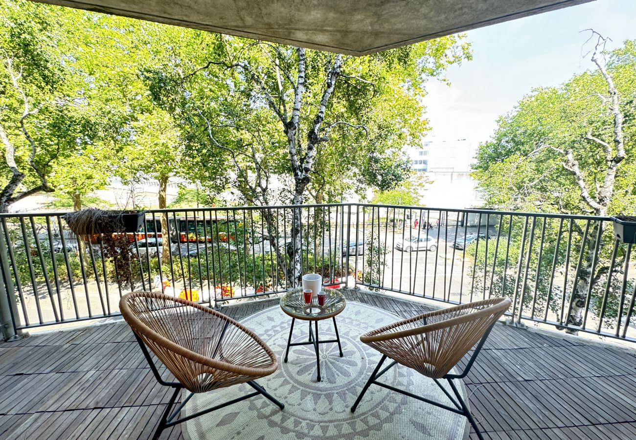 Balcón terraza con tumbona, acceso desde salón y dormitorio