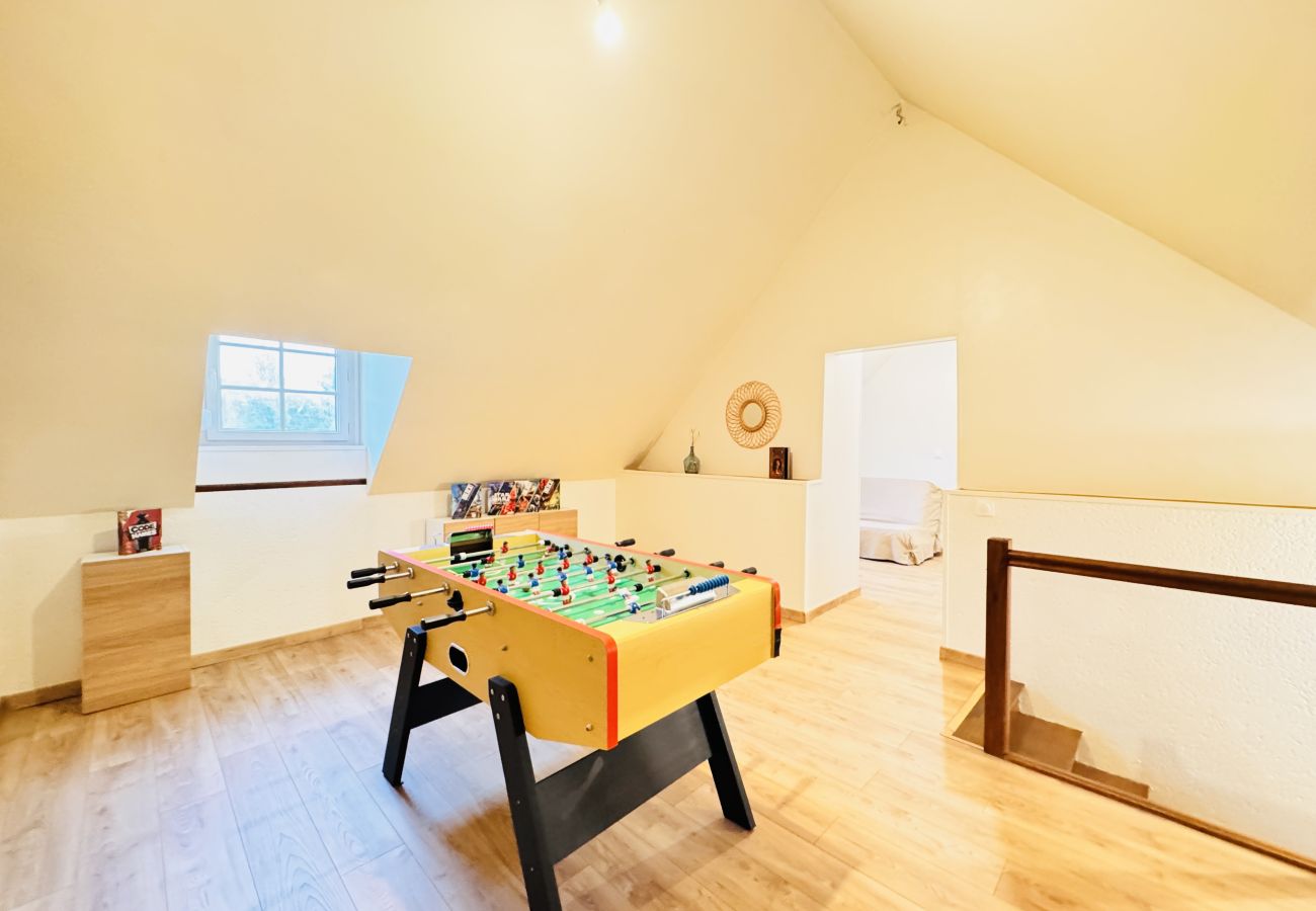 Sala de juegos con futbolín, juegos de mesa, libros