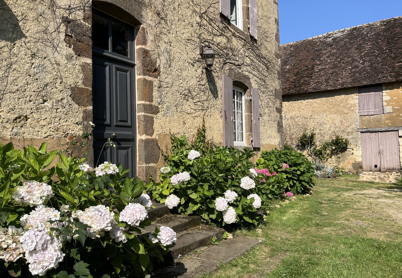 Maison à Domfront-en-Champagne - L'Oasis Familiale - piscine - parking - 10p