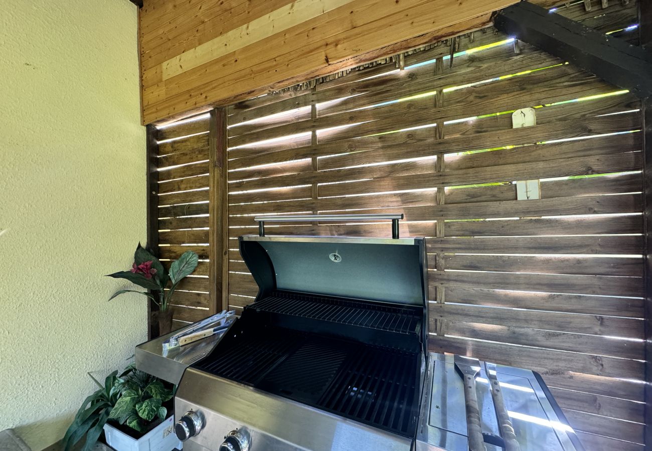 Terrasse sur un jardin arboré avec rivière. 