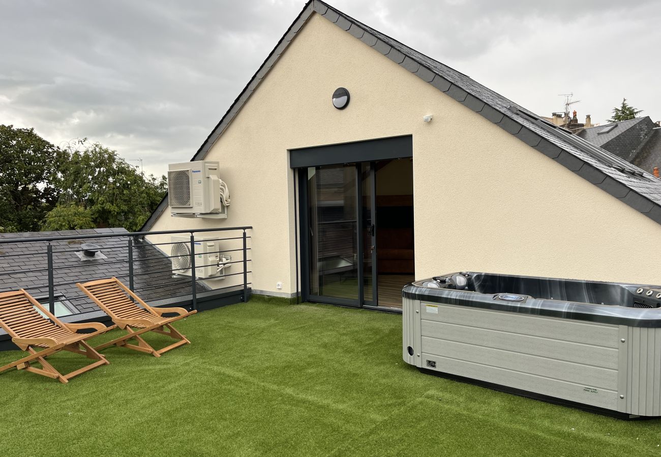 Terrasse pour profiter des beaux jours avec jacuzzi. 